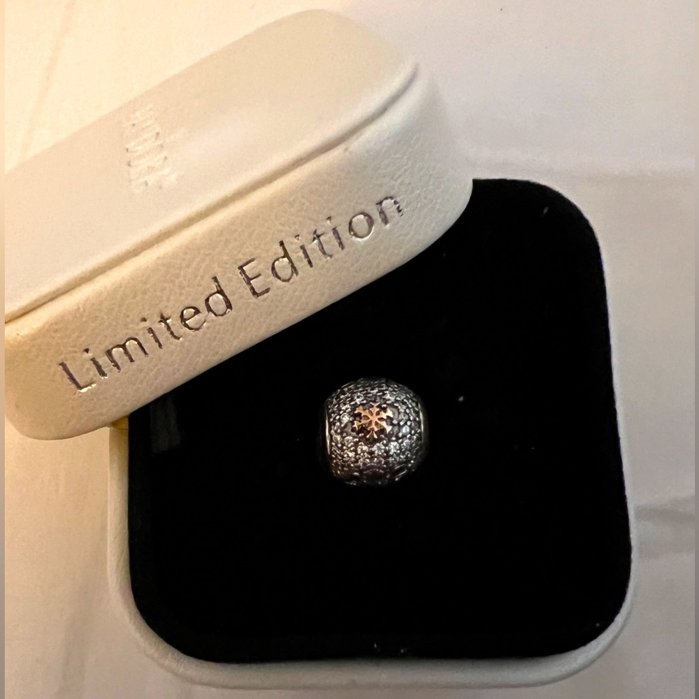 Retired New-in-Box 2015 Pandora Two-Tone Sparkling Snow-globe Limited Edition